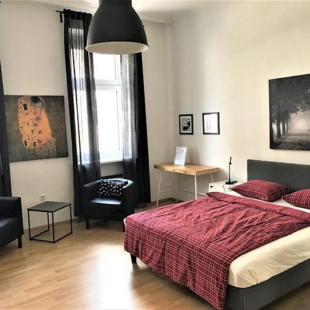 Studio & Apartments Near Reumannplatz Vienna Exterior photo